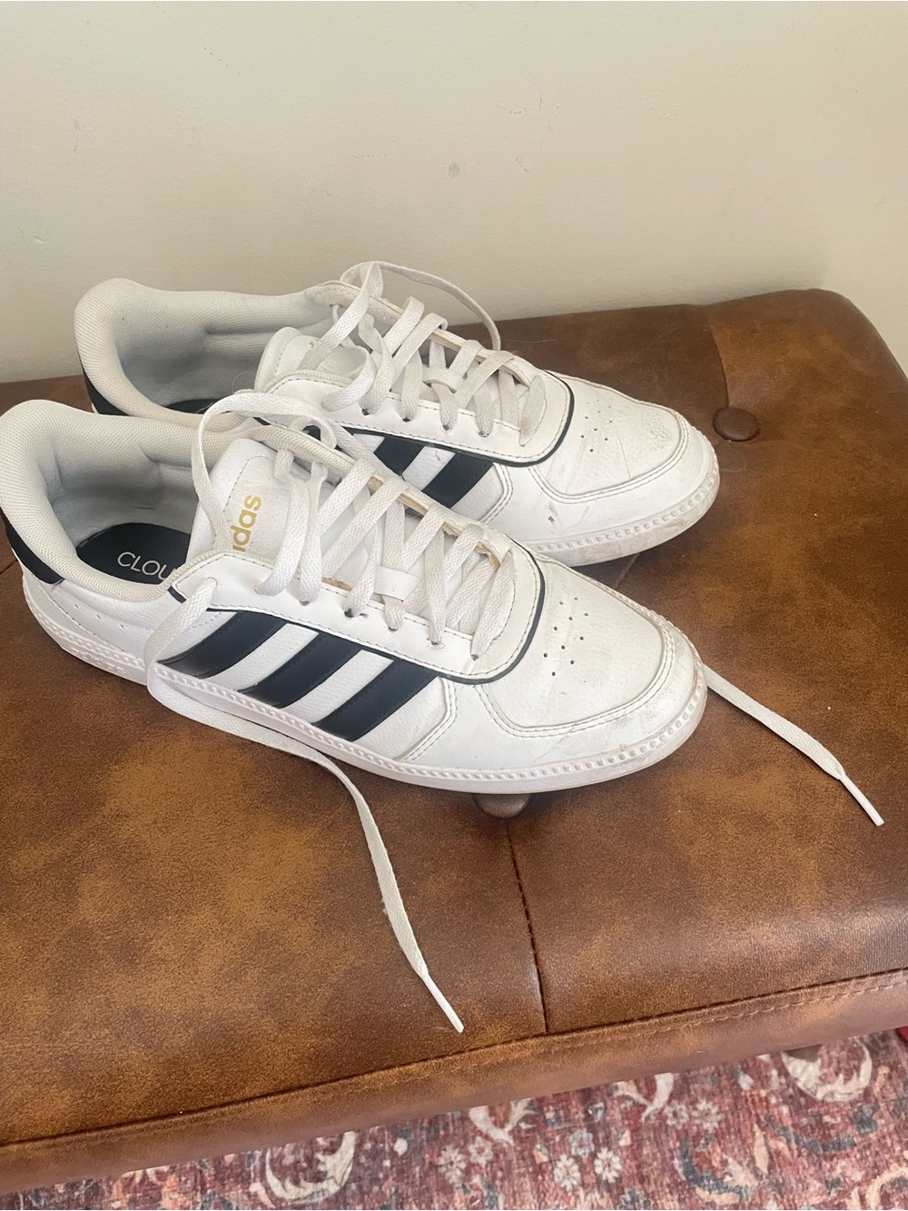 Breaknet Sleek Sneakers with Black Three-Stripes